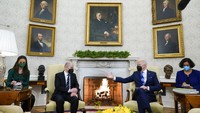 Kanselir Jerman, Olaf Scholz (kiri) terbang ke Washington DC untuk bertemu dengan Presiden AS Joe Biden, di Gedung Putih, Senin (7/2/2022). Pada hari yang sama, Presiden Emmanuel Macron bertemu Presiden Vladimir Putin dengan agenda serupa, terkait isu invasi Rusia ke Ukraina. (AP Photo/Alex Brandon)