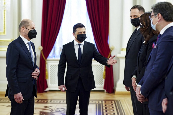 Poland Britain British Prime Minister Boris Johnson, third left, meets with Poland's President Andrzej Duda, third right, at the Presidential Palace, Warsaw, Poland, Thursday, Feb. 10, 2022. (Daniel Leal/Pool via AP)