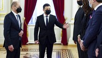 Presiden Ukraina, Volodymyr Zelenskyy (tengah) mengenalkan anggota kabinetnya kepada Kanselir Jerman, Olaf Scholz saat pertemuan bilateral di Ibu Kota Kyiv, Senin (14/2/2022). (Ukrainian Presidential Press Office via AP)