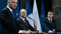 Kanselir Jerman Olaf Scholz (tengah), mendengarkan penjelasan Presiden Polandia Andrzej Duda (kiri) selama konferensi pers bersama dengan Presiden Prancis Emmanuel Macron, Selasa (8/2/2022). Pertemuan tersebut terkait upaya meredakan ketegangan di perbatasan Ukraina-Rusia. (Foto AP/Thibault Camus, Pool)