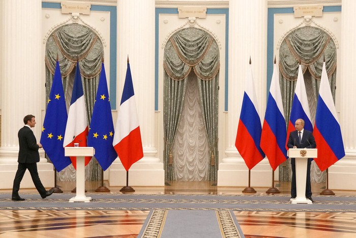 Poland Britain British Prime Minister Boris Johnson, third left, meets with Poland's President Andrzej Duda, third right, at the Presidential Palace, Warsaw, Poland, Thursday, Feb. 10, 2022. (Daniel Leal/Pool via AP)