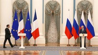 Presiden Rusia, Vladimir Putin menerima Presiden Prancis, Emmanuel Macron di Moskow, Senin (7/2/2022). Pertemuan tersebut terkait ketegangan di perbatasan Rusia dan Ukraina. (AP Photo/Thibault Camus, Pool)