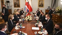 PM Inggris Boris Johnson, (ketiga kiri) melakukan pertemuan dengan Presiden Polandia, Andrzej Duda di Istana Negara Warsawa, Kamis (10/2/2022). (Daniel Leal/Pool via AP)