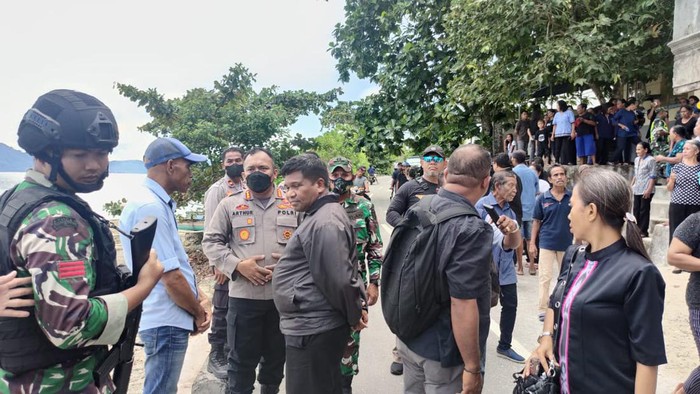 Polisi dan TNI berjaga di perbatasan desa berkonflik di Maluku Tengah (Dok. Istimewa)