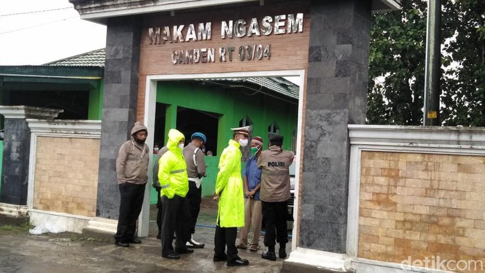Polisi membongkar makam bayi misterius di kompleks pemakaman di Kalurahan Canden, Jetis, Bantul, Selasa (15/2/2022).