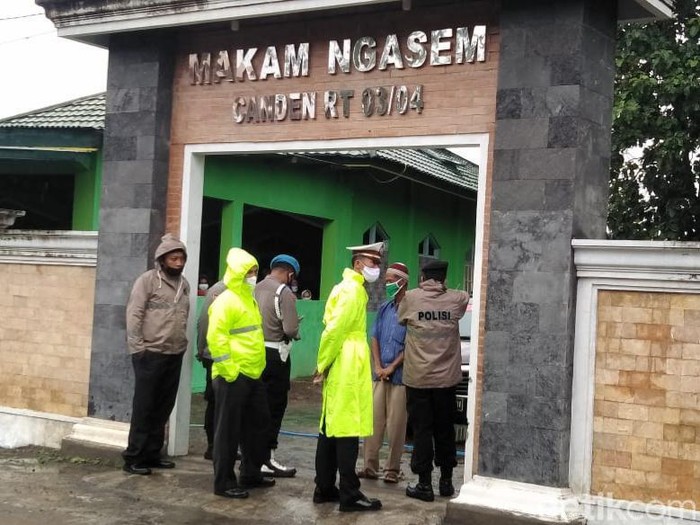 Polisi membongkar makam bayi misterius di kompleks pemakaman di Kalurahan Canden, Jetis, Bantul, Selasa (15/2/2022).