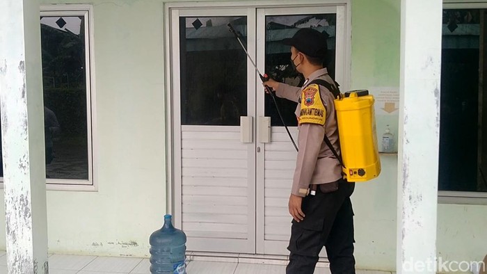 Polisi melakukan penyemprotan desinfektan di MAN 1 Pekalongan, Selasa (15/2/2022)