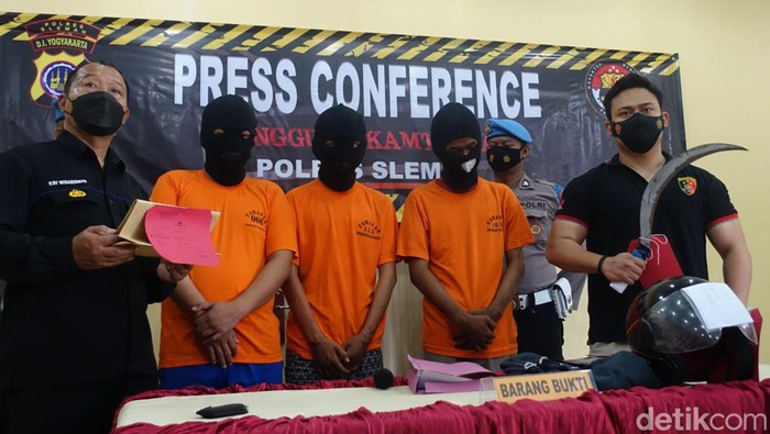 Polres Sleman rilis tiga remaja yang diamankan karena terlibat keributan di depan Mapolres Sleman, Selasa (15/2/2022).