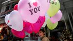 Mawar dan Balon Hati Warnai Hari Valentine di Bumi Taliban