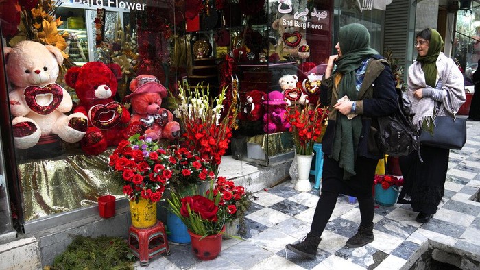 Potret Hari Valentine di Afghanistan A Taliban fighter passes in front of a street vendor who sells red heart-shaped balloons for Valentine's Day in Kabul, Afghanistan, Monday, Feb. 14, 2022. Six months since Kabul was ceded to the Taliban with the sudden and secret departure of U.S.-backed president residents say a calm has settled on the country, but the future is uncertain as the economy teeters on the verge of an economic collapse and the new Taliban rulers tackle the transition from war to relative peace. (AP Photo/Hussein Malla)