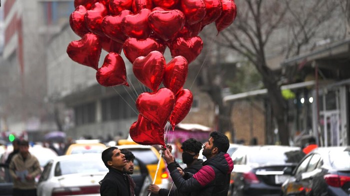 Potret Hari Valentine di Afghanistan A Taliban fighter passes in front of a street vendor who sells red heart-shaped balloons for Valentine's Day in Kabul, Afghanistan, Monday, Feb. 14, 2022. Six months since Kabul was ceded to the Taliban with the sudden and secret departure of U.S.-backed president residents say a calm has settled on the country, but the future is uncertain as the economy teeters on the verge of an economic collapse and the new Taliban rulers tackle the transition from war to relative peace. (AP Photo/Hussein Malla)