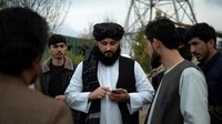 Tidak seperti kebanyakan petempur Taliban lainnya yang berasal dari wilayah pinggiran, miskin, dan berpendidikan madrasah, Mowaffaq datang dari keluarga pedagang kaya raya dan tumbuh besar di Maymana. Mowaffaq unggul di sekolah dan dalam kegiatan olahraga.