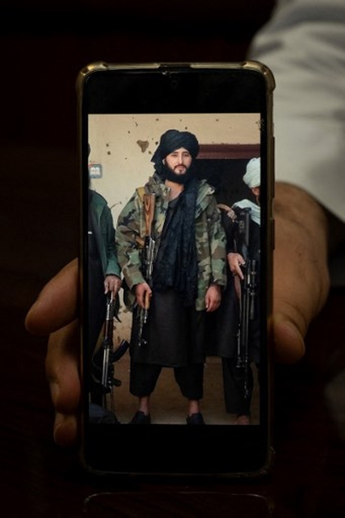 Seorang mantan penembak jitu (sniper) Taliban Damullah Mohibullah Mowaffaq ditunjuk menjadi Wali Kota Maymana, Afghanistan. Begini potretnya.