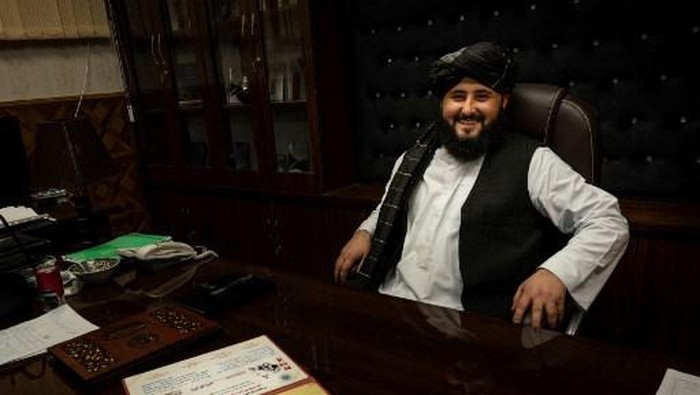 Potret Penembak Jitu Taliban yang Diangkat Jadi Wali Kota Seorang mantan penembak jitu (sniper) Taliban Damullah Mohibullah Mowaffaq ditunjuk menjadi Wali Kota Maymana, Afghanistan. Begini potretnya.