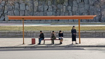 Kalau ini adalah halte bus di Pyongyang yang lebih sederhana. Foto: Hufpost