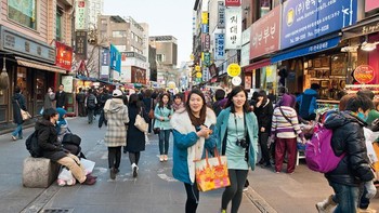 Keramaian di Insadong, Korsel, di mana banyak gadis berpakaian modis gaya masa kini. Foto: Hufpost