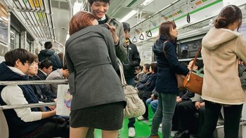 Suasana di kereta bawah tanah Korsel yang dinamis dan muda. Foto: Hufpost