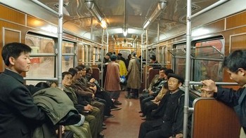 Kalau ini penampakan di kereta bawah tanah Korut yang terlihat seperti di masa silam. Foto: Hufpost