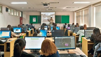 Mahasiswa di Korsel belajar dengan komputer terkini. Foto: Hufpost