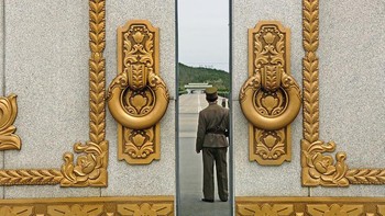 Lokasi wisata di Pyongyang dijaga tentara. Foto: Hufpost