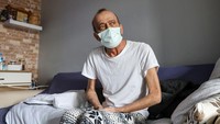 Kayasan yang berusia 56 tahun adalah pasien pengidap leukemia dan immunocompromised. Riwayat penyakit tersebut menurut dokter, menjadi alasan mengapa tubuhnya terus menyimpan virus Corona sekian lama.
