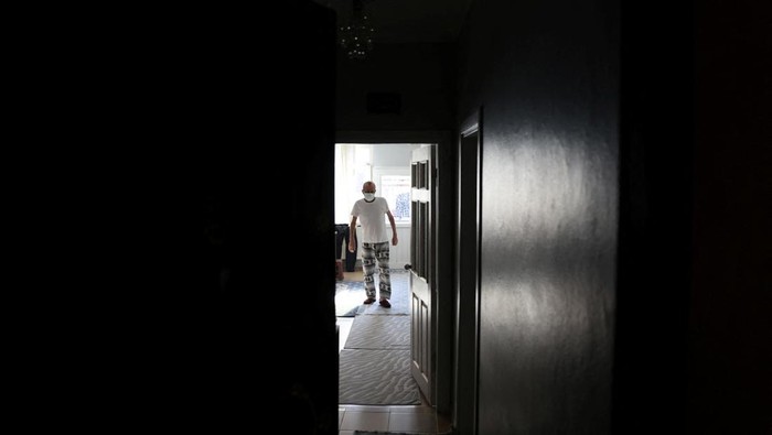 Potret Pria Turki 78 Kali Positif COVID-19, Diisolasi 14 Bulan Muzaffer Kayasan, a Turkish man who has taken 78 coronavirus disease (COVID-19) tests and every one has come back positive, leaving him isolated from his family for 14 straight months, prepares a meal in Istanbul, Turkey February 10, 2022. Picture taken February 10, 2022. REUTERS/Umit Bektas