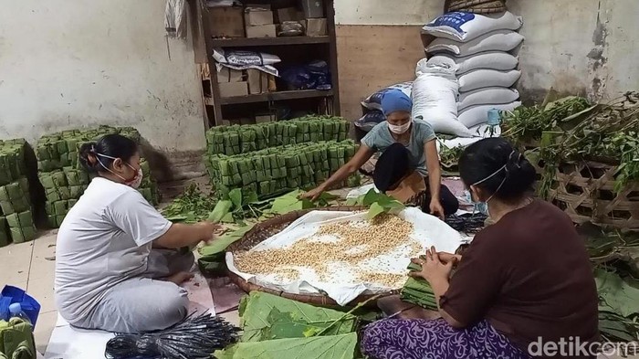 Produsen tempe daun jati di Rembang, Selasa (15/2/2022).