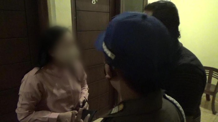 Satpol PP Kota Probolinggo menggelar razia pada dini hari tadi. Ada empat pasangan mesum dan 5 waria yang diamankan petugas.