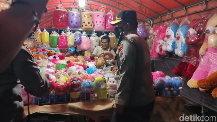 Kasus COVID-19 di Sidoarjo terus bertambah. Sehingga polisi bersama TNI dan Satpol PP Sidoarjo menggelar razia protokol kesehatan (prokes).