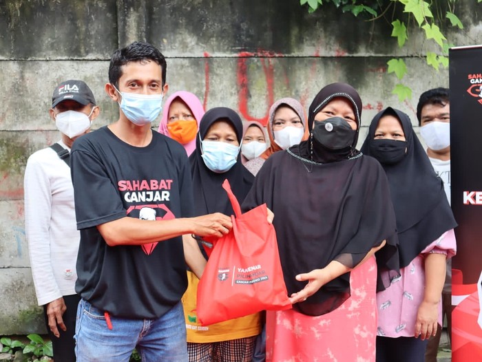 Relawan Ganjar Bagikan Paket Sembako ke Warga Terdampak Pandemi di Jakarta
