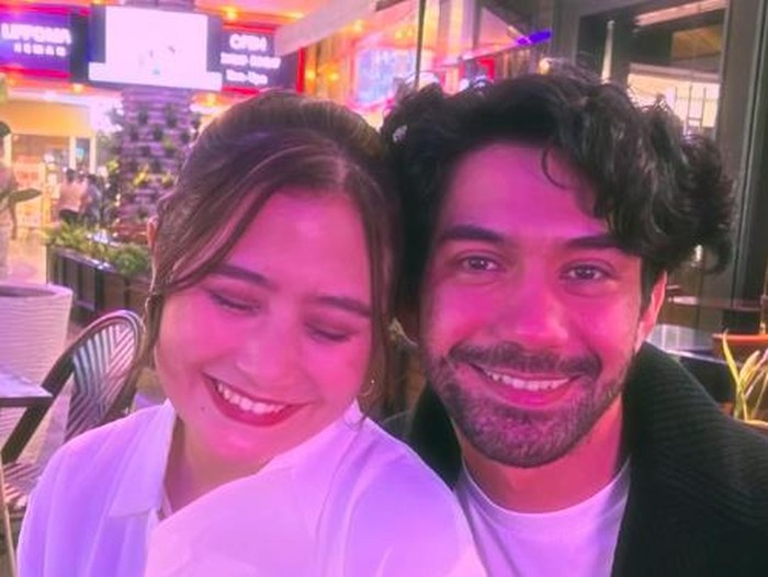 Reza Rahadian beri bunga ke Prilly Latuconsina.