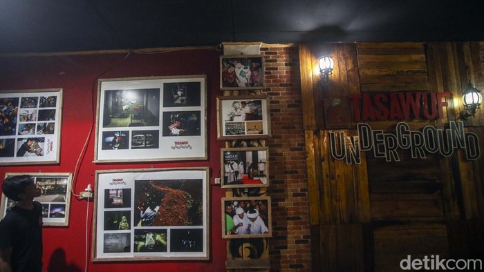 Santri Pondok Tasawuf Underground gelar pameran foto di Ciputat. Pameran ini bertema Suluk Cahaya Jalan Pulang.