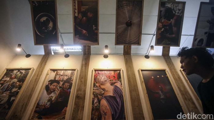 Saat Santri Punk Gelar Pameran Fotografi Santri Pondok Tasawuf Underground gelar pameran foto di Ciputat. Pameran ini bertema Suluk Cahaya Jalan Pulang.