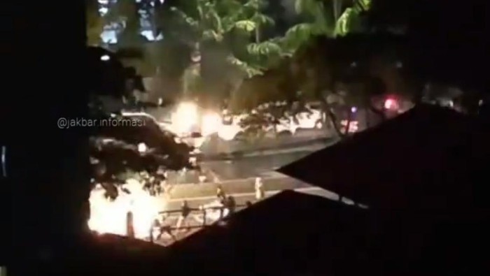 Sekelompok remaja terekam kamera tawuran di jalan raya di Jakbar. Mereka terlihat saling beradu melontarkan petasan. Polisi memburu pelaku. (Screenshot video viral)