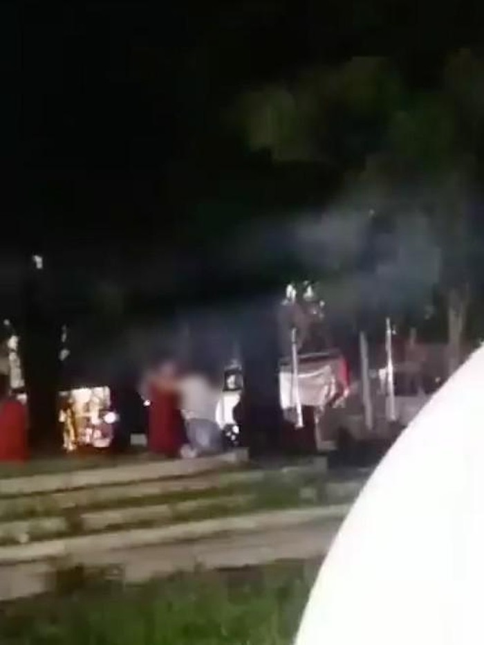 Seluruh akses menuju bagian dalam Alun-alun Jonggol ditutup. Penutupan itu terkait peristiwa sejoli bermesraan yang videonya viral di medsos. (Screenshot video viral)