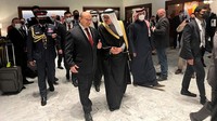 Dalam kunjungan kenegeraan tersebut PM Israel Naftali Bennet tampak berbincang dengan Menteri Luar Negeri Bahrain Abdullatif Al-Zayani usai tiba di Bandara Internasional Manama di Manama, Bahrain, Senin (14/2/2022) waktu setempat. REUTERS/Dan Williams. 
