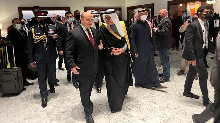 PM Israel Naftali Bennett terbang ke Bahrain untuk kunjungan resmi kenegaraan. Kunjungan itu adalah sejarah karena pertama kali dilakukan oleh PM Israel.