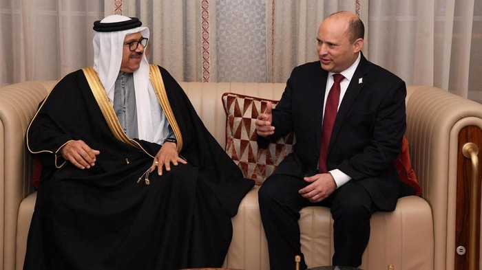 Senyum PM Israel Saat Pertama Kali Mengunjungi Bahrain PM Israel Naftali Bennett terbang ke Bahrain untuk kunjungan resmi kenegaraan. Kunjungan itu adalah sejarah karena pertama kali dilakukan oleh PM Israel.
