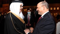 Perdana Menteri Israel Naftali Bennet melakukan kunjungan kenegaraan ke Bahrain. Dilansir dari AFP, Bennett berangkat dari Tel Aviv dan mendarat di Bahrain pada Senin (14/2/2022). Haim Zach/Government Press Office (GPO)/via REUTERS.