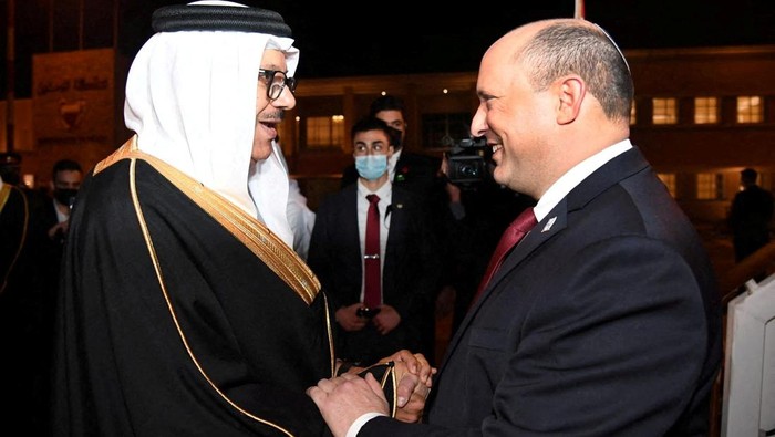 PM Israel Naftali Bennett terbang ke Bahrain untuk kunjungan resmi kenegaraan. Kunjungan itu adalah sejarah karena pertama kali dilakukan oleh PM Israel.