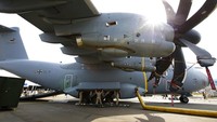 Petugas mengecek kesiapan pesawat Airbus A400M dalam pameran  Singapore Airshow 2022, Selasa (15/2/2022). Meski dilakukan di tengah masa pandemi Covid-19, penyelenggara optimis 70 persen pelaku bisnis kedirgantaraan global terlibat dalam event ini.