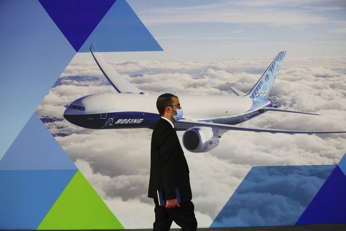 Singapore Airshow Pameran tahunan Singapura Airshow kembali di gelar di kawasan Bandara Changi, 15-18 Februari 2022. Minim pengunjung dengan prokes ketat.