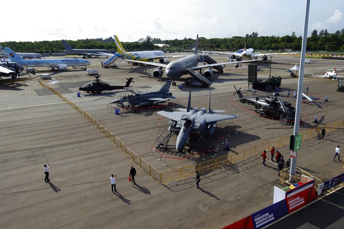 Singapore Airshow Pameran tahunan Singapura Airshow kembali di gelar di kawasan Bandara Changi, 15-18 Februari 2022. Minim pengunjung dengan prokes ketat.