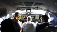 Pengunjung melihat kokpit pesawat jet komersial Embraer E190-E2, di Singapore Airshow 2022. Pada masa sebelum pandemi, setidaknya 300.000 pengunjung melihat langsung pameran kemajuan teknologi dirgantara tersebut.