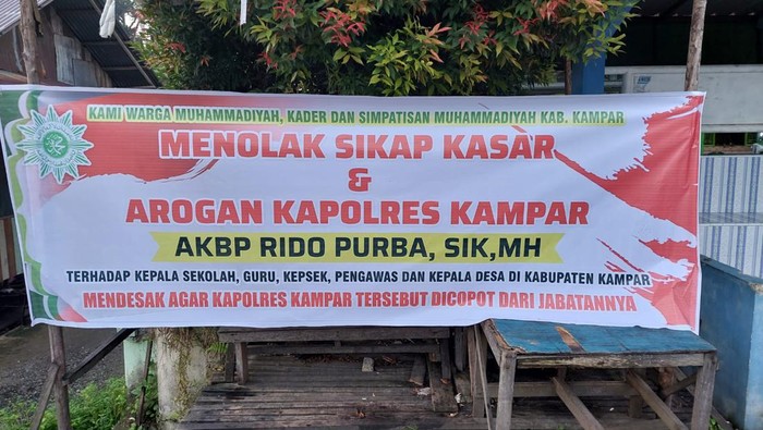 Ramai Spanduk Muhammadiyah Minta Kapolres Kampar Dicopot karena A

Spanduk bernada protes terhadap Kapolres Kampar, AKBP Rido Purba, beredar luas di sejumlah titik di Kampar, Riau. Spanduk itu berisikan protes dan minta Kapolres dicopot!

Dari sejumlah foto yang diterima detikcom, terlihat spanduk disebar di beberapa lokasi di Kampar. Spanduk dilayangkan kader dan warga Muhamadiyah Kampar.

Dalam spanduk, tertulis penolakan sikap kasar dan arogan Kapolres AKBP Rido. Terutama saat bertemu kepala sekolah, guru dan kepala desa di daerah Kampar.


