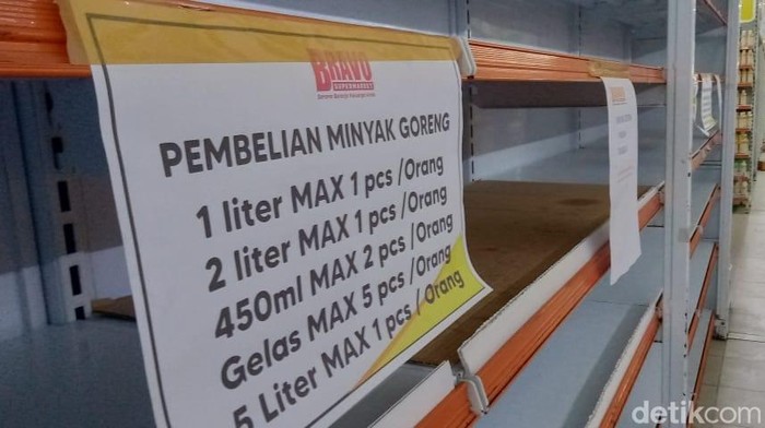 Stok minyak goreng di salah satu supermarket di Blora terlihat kosong.
