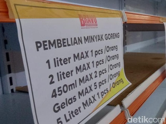 Stok minyak goreng di salah satu supermarket di Blora terlihat kosong.