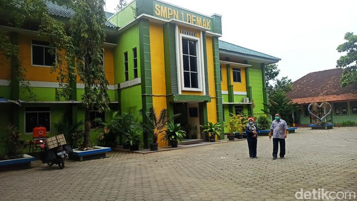 Suasana SMPN 1 Demak yang ditutup sementara gegara siswanya positif Corona atau COVID-19, Selasa (15/2/2022).