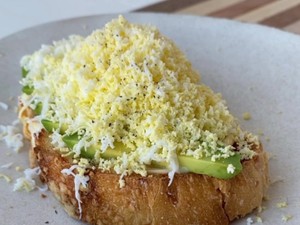 Bukan Keju, Telur Rebus Parut Jadi Tren Baru Topping Roti Panggang