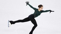 Keputusan itu diambil Pengadilan Arbitrase Olahraga (CAS) karena menilai kasus dopping yang menjerat atlet figure skating asal Rusia ini merupakan keadaan luar biasa karena usia Valieva masih di bawah umur. (Getty Images/Matthew Stockman)